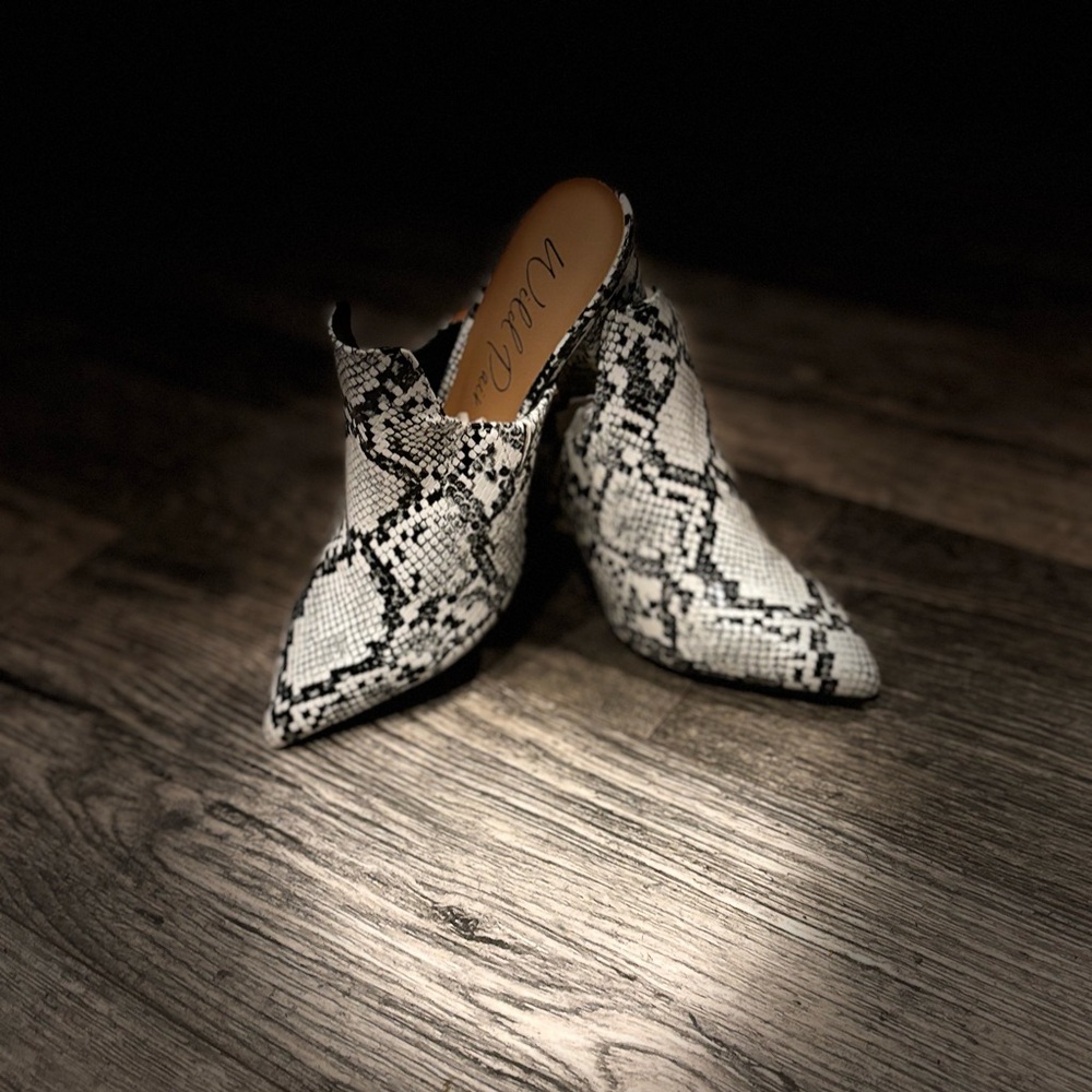 NWOB, Wild Pair, Black Snake Print Carlita Slip on Heeled Mules Shoes Size 6